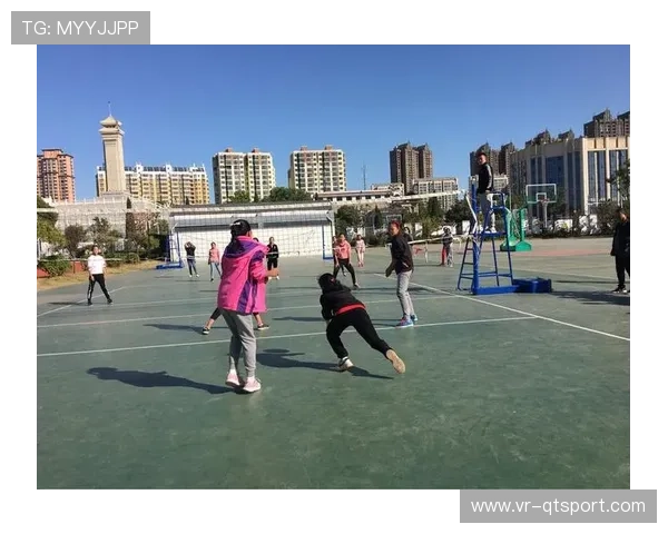 U8女子俱乐部组冠军由某校代表队获得，女队员展现巾帼不让须眉之势